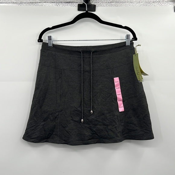 GreenTea Dresses & Skirts - NWT Green Tea Skort Black & Gray Pattern Sz Small